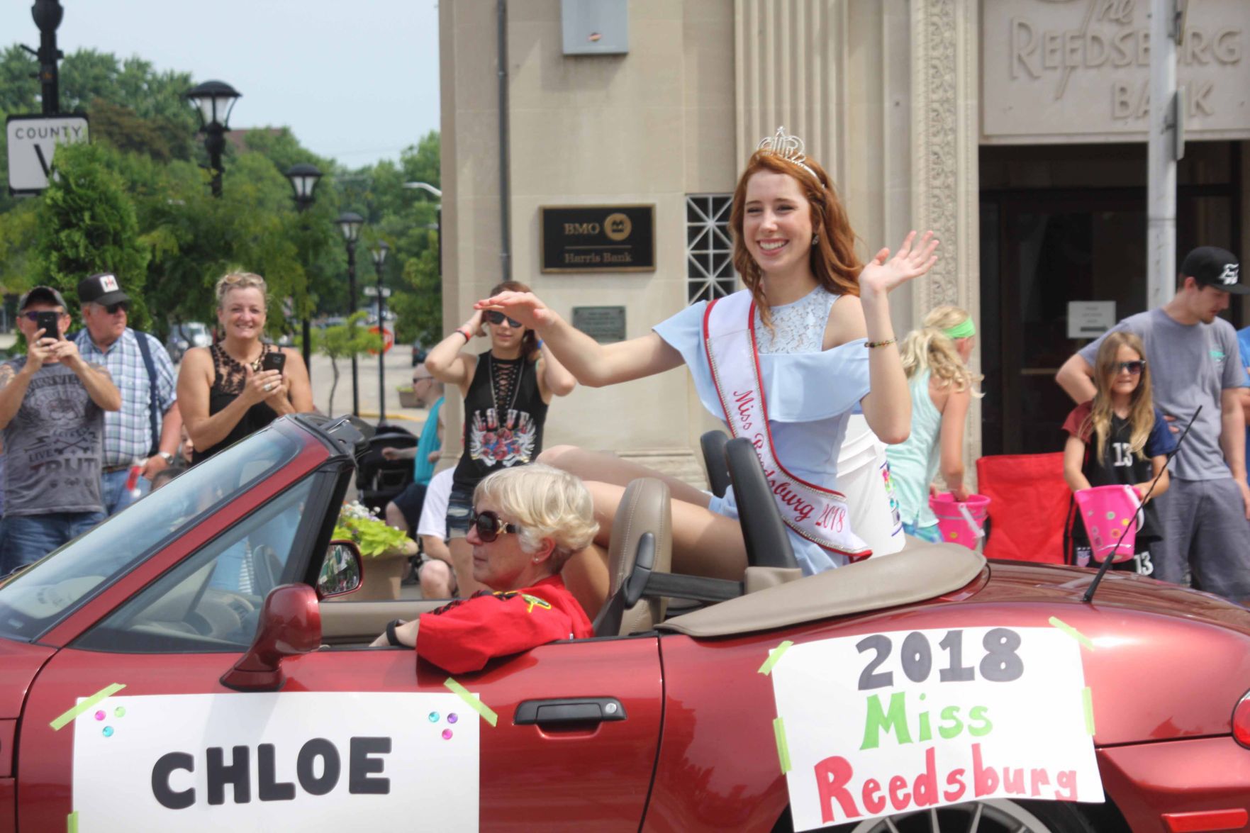Miss Reedsburg waves to crowd (copy)